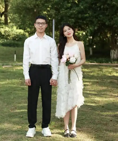 情侣手牵手真实生活图片