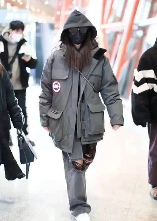 谢可寅现身机场,棉服大衣配破洞裤,"上冬下夏"贼时髦_look_时尚_黑色