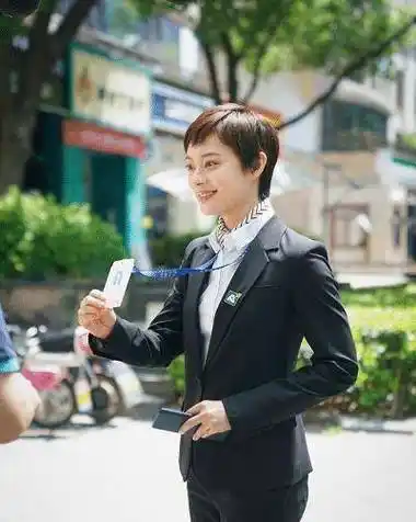 杨超越感叹买房要找房似锦!孙俪晒锦鲤照,希望她保佑业绩达标!