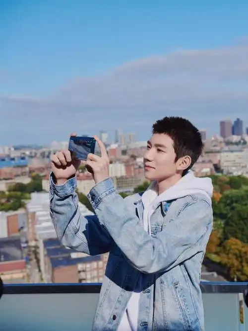 「tfboys」「新闻」191109 工作室分享王源九宫格花絮照 寸头源难以