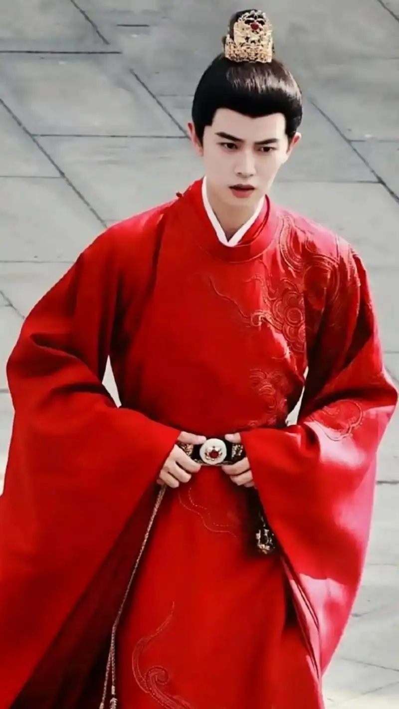 流水迢迢任嘉伦 任嘉伦流水迢迢红色官服路透,穿红色更显得卫 - 兑趑