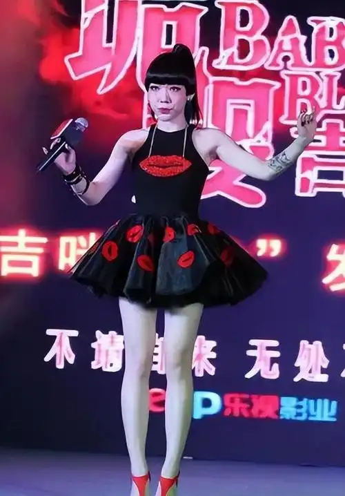 在《中国好声音》比赛中获得亚军后,吴莫愁很快与一