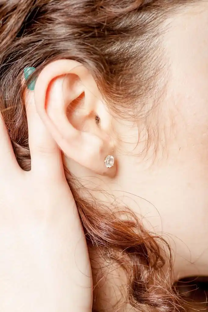 年轻的白人女子的耳朵特写.