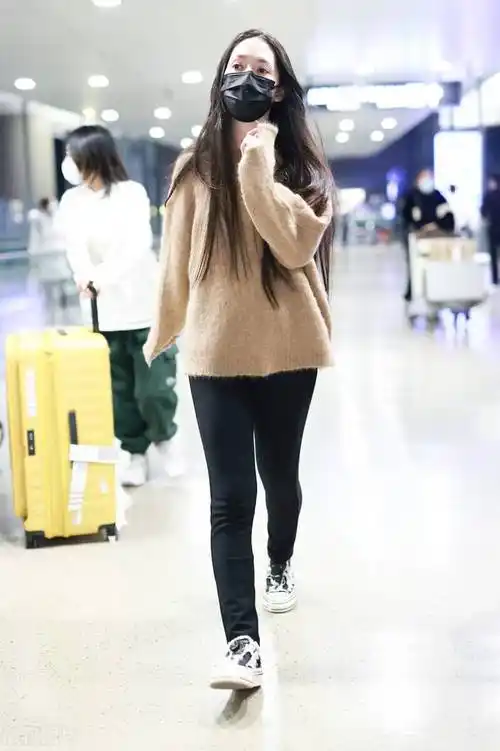 郭碧婷穿驼色圆领毛衣搭配黑色紧身裤,脚踩毛边帆布鞋清新甜美_毛衣