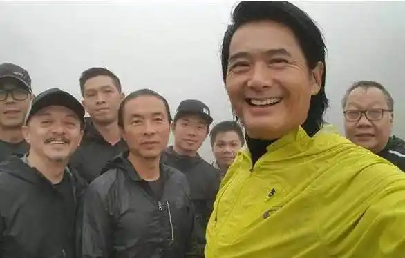 65岁周润发罕见发火,粉丝冒然上前合影,引发昔日影帝不满_网友_要求