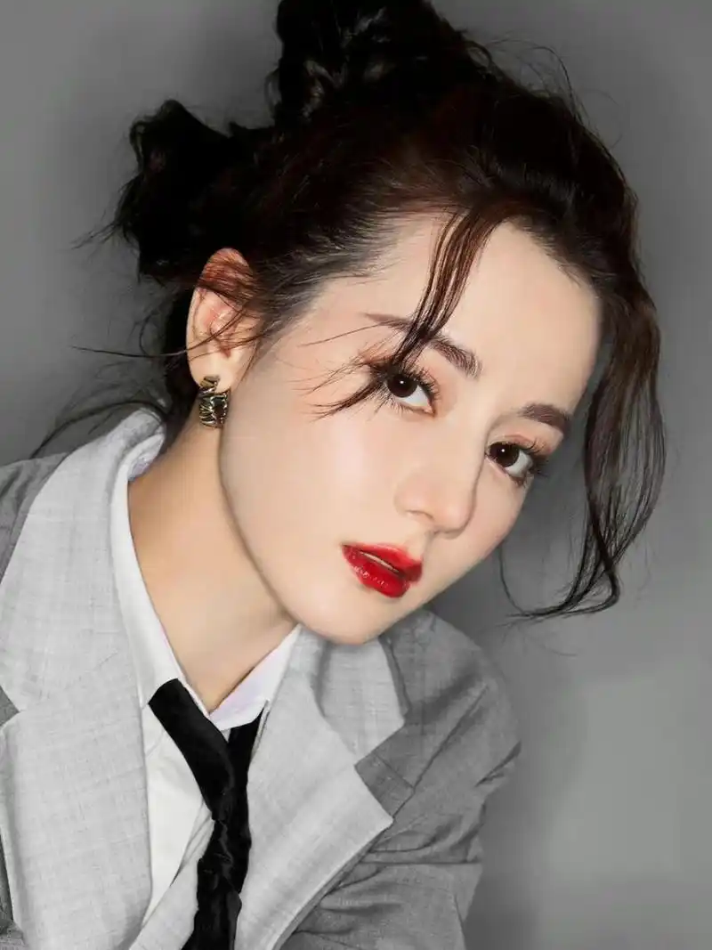 迪丽热巴新造型又帅又美