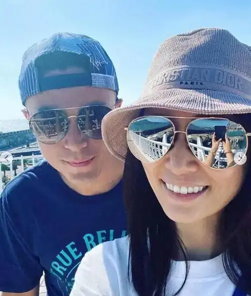 林心如一家3口日本海边旅游,6岁小海豚气质出众,霍建华变瘦变帅|紫薇