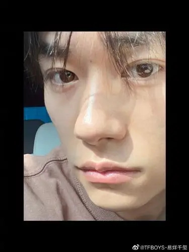 1月28日,易烊千玺晒出素颜怼脸自拍,照片中他的眉间痣十分特别,剑眉星