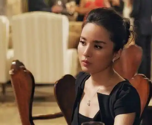 靳东老婆李佳,45岁了还撅嘴卖萌,鬓角白发忒显老气_微博_网友_女人