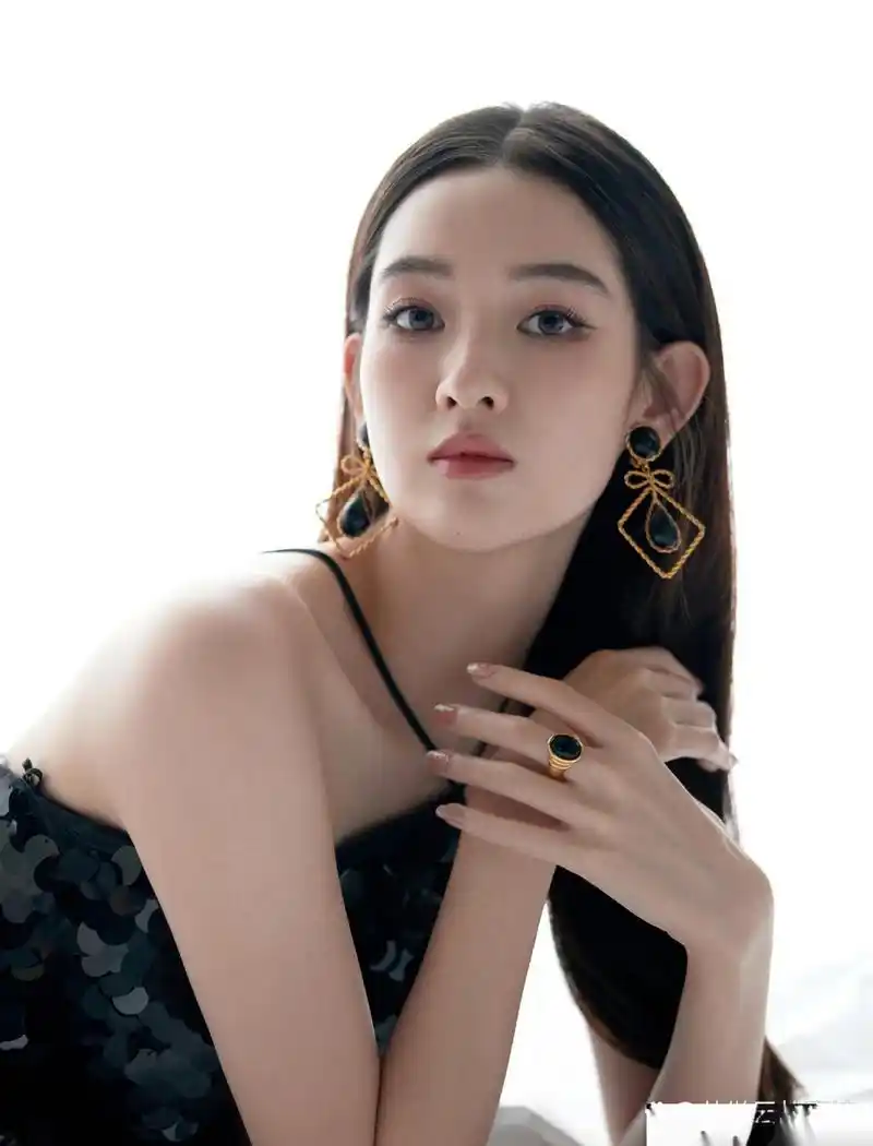 王玉雯,黑礼服亮相,神秘优雅!