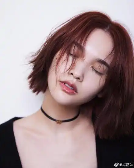 杨丞琳橘红短发洒脱随性 怼脸拍五官精致颜值抗打