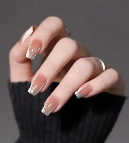 法式美甲的特色是什么,美甲款式图片2021法式最火网红款图5