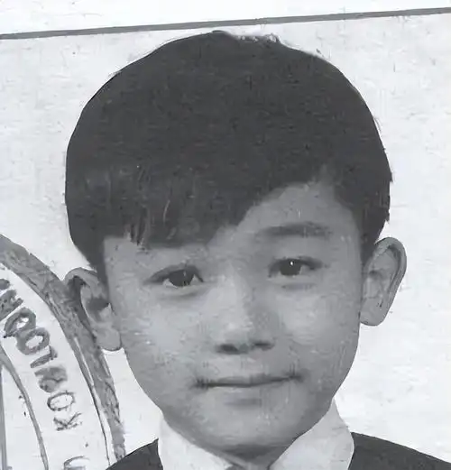 梁朝伟,一个我们熟知的影帝巨星,但他小时候其实是一个性格内向害羞的