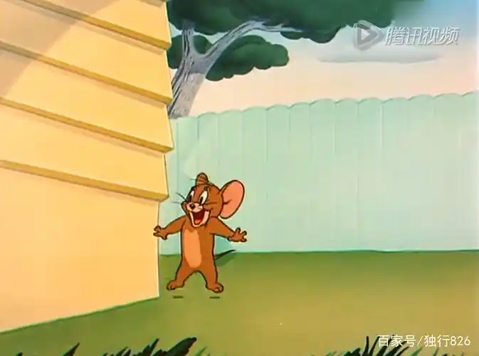 杰瑞看到狗狗很爱自己的骨头,于是偷走放在汤姆的身上