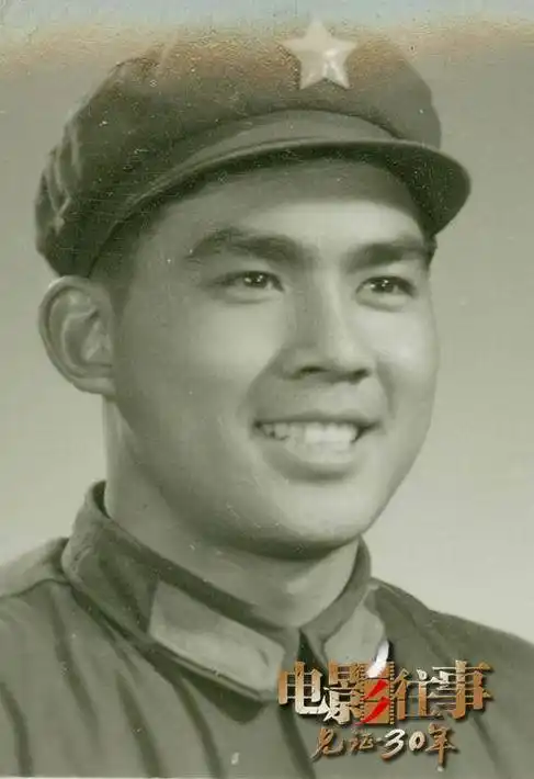 朱时茂八十年代军装照帅到极致,和唐国强是同乡,跟张铁林是同学