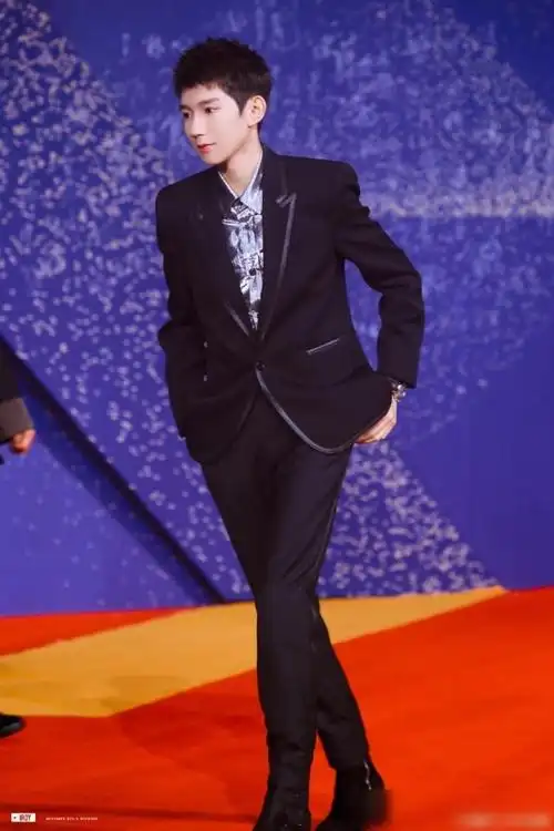 王源和欧阳娜娜在金鸡电影节合体两人同台表演节目方式独特