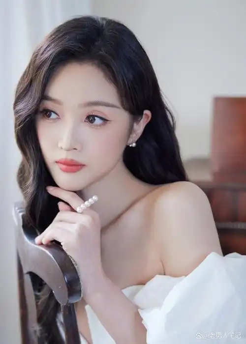 吴宣仪白色抹胸鱼尾裙造型,大气出彩眸眼含光,甜美且浪漫