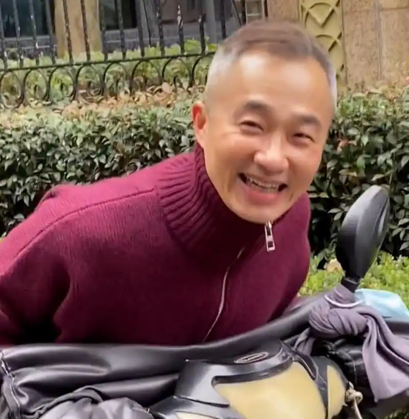 回顾主持人程雷身患肝炎娶小18岁娇妻婚后妻子辞掉工作相陪