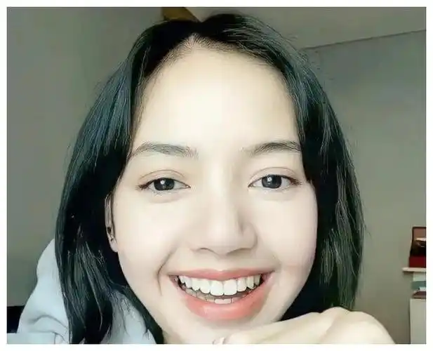 没有刘海的lisa,颜值有点奇怪,网友:怪不得一直有刘海