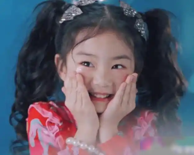 都说女儿的颜值像爸爸看到5岁lucky的近照时我终于信了