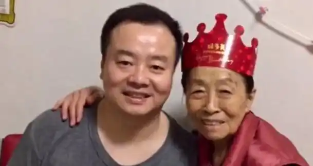 75岁张少华因病去世生前全家庆生合影曝光与丈夫儿子同框画面温馨