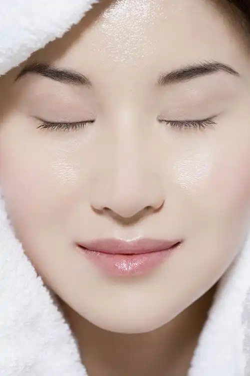 闭目水嫩肌肤女人面孔高清图片