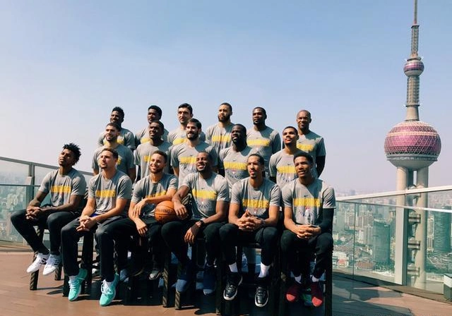 勇士集体大合照,四巨头站位曝光,一眼瞧出谁是老大!