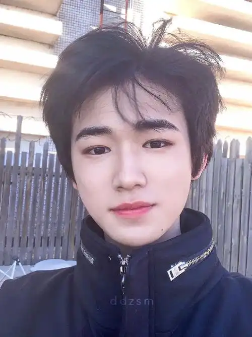 高颜值素颜大赏#宋亚轩的素颜照真的绝,第一个让我觉得化妆在一溉人