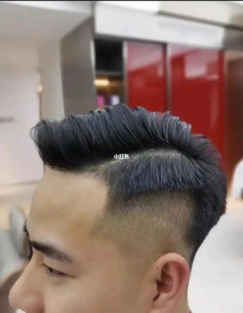 三七分侧背,两侧掏空,顶部蓬松三七分,刘海微蓬