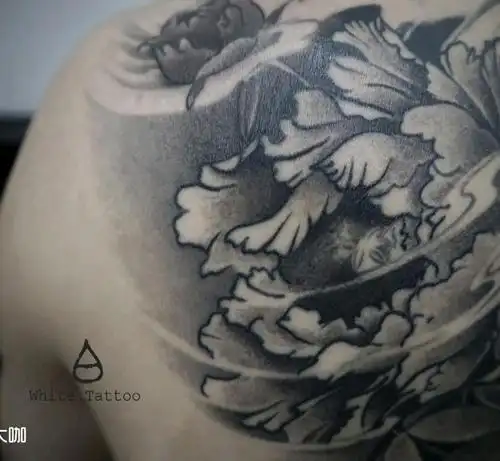 半背牡丹唐狮_纹身图案手稿图片_鱼肚白的纹身作品集