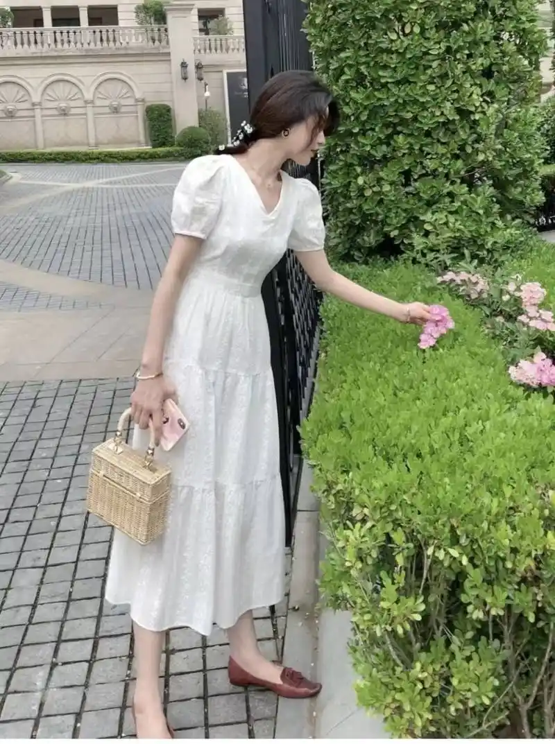 原创白色连衣裙配什么鞋子好看白色连衣裙怎么搭配好看