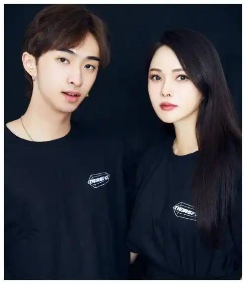 伊能静儿子22岁庆生,哈利晒照展露纹身,表情狂野,眼神犀利._个性_家人