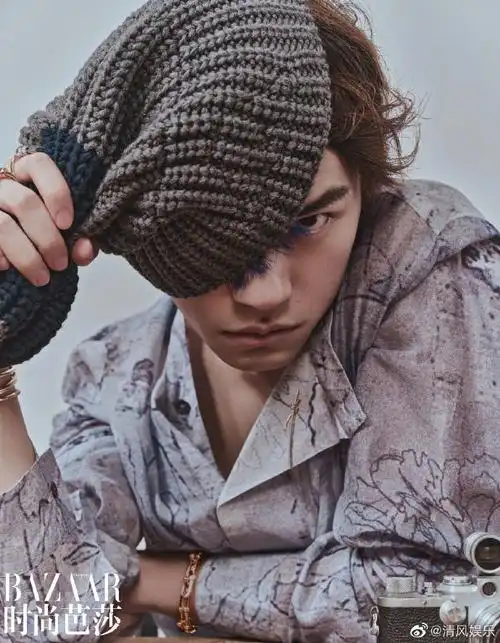 易烊千玺时尚芭莎三月刊封面