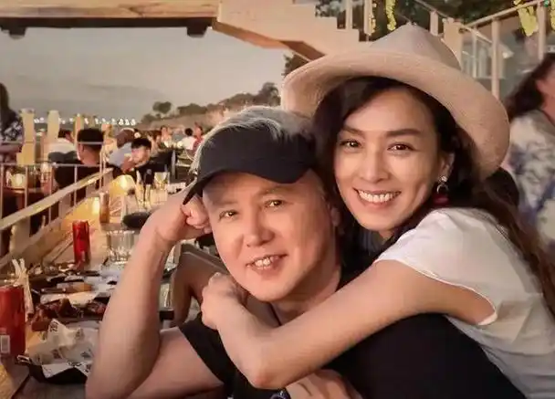 爱情绽放,笑对人生:张庭与丈夫的近照引发的恩爱热潮