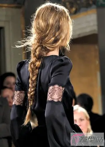 单麻花辫怎么编好看 时尚满分麻花辫也能玩出新花样