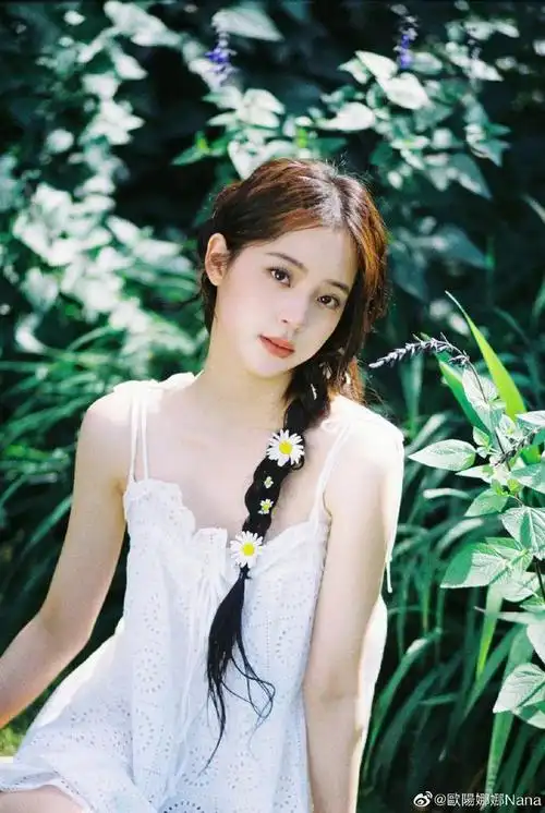 像虞书欣和欧阳娜娜这样穿真是"泰裤辣"插图19