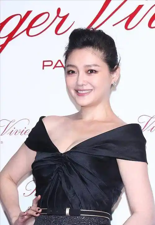 大s线下站台风采不再,穿低胸装腋下赘肉却抢镜,面部卡粉不精致_效果_