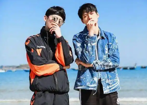 魏大勋白敬亭同时穿上西装,一个假装正经,一个搔首弄姿_动作_黑色