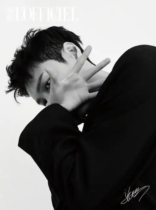 张艺兴清爽短发少年气十足牛仔外套露紧实腹肌大秀好身材