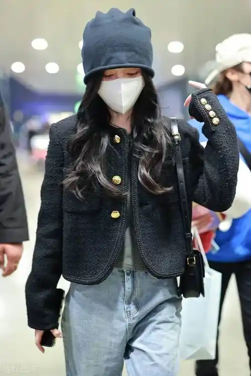 鞠婧祎机场街拍2021-12-23 10:13