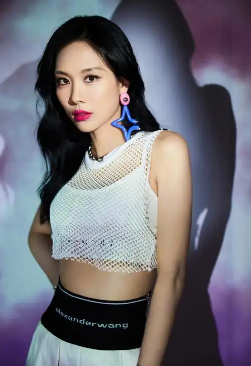 王霏霏性感光影写真图片89