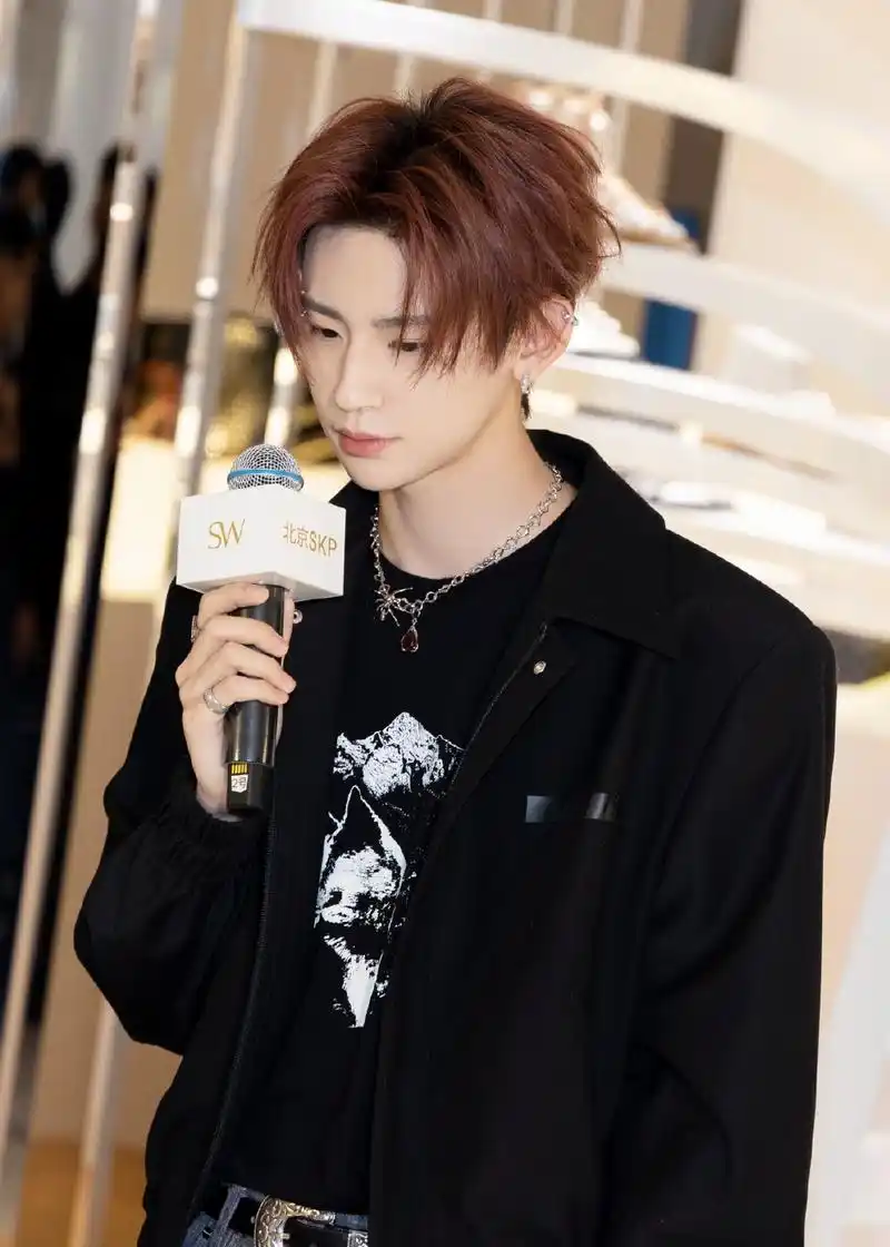 小鬼新闻210421小鬼王琳凯出席活动现场高清图掉落可清纯无辜可热辣