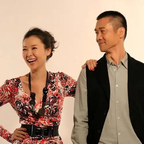 和李亚鹏以及李泉,相继的两段感情,就花了柯蓝11年的光阴,此时,她已经