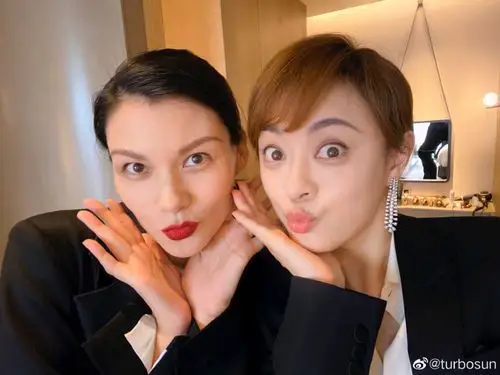 孙俪与超模合照 称"腿劈成这样 我还差半个头"