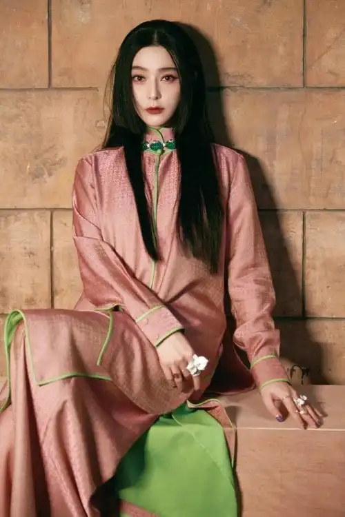 范冰冰剪新发型看秀,公主切配日系妆好怪异,脸白过头像假人