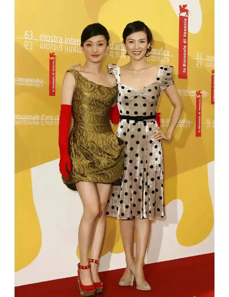 章子怡与周迅旧照!原来她俩身高差不多啊