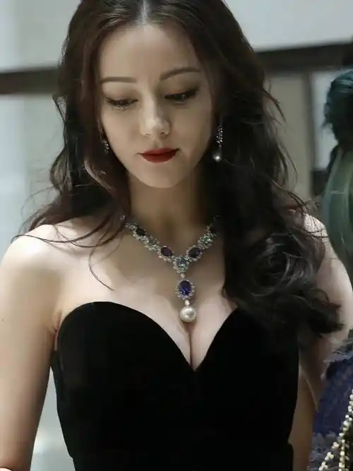 黑色吊带裹胸晚礼服,一头复古大波浪,魅惑性十足的红唇,让迪丽热巴的