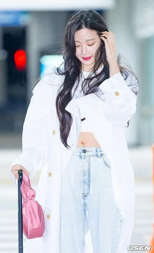 文佳煐机场新闻图##文佳煐白风衣造型