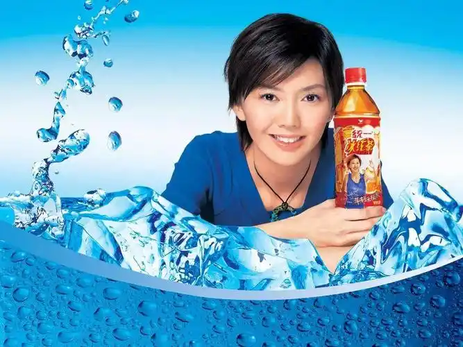 萧亚轩在雪碧广告里扮职场小白