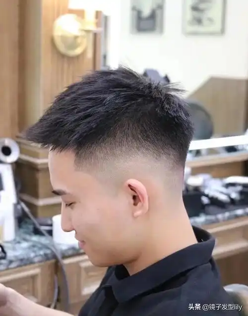 发型图片男短发 帅气(最流行的三种男士发型)(12)